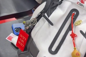 bsport体育-一生要赢的Ben Li李弘权包挂和球鞋都有“win or win”字样