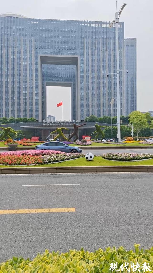 18小时长效保洁、网红“布布鸭”惊喜亮相，苏超南京主场“颜值”有保障